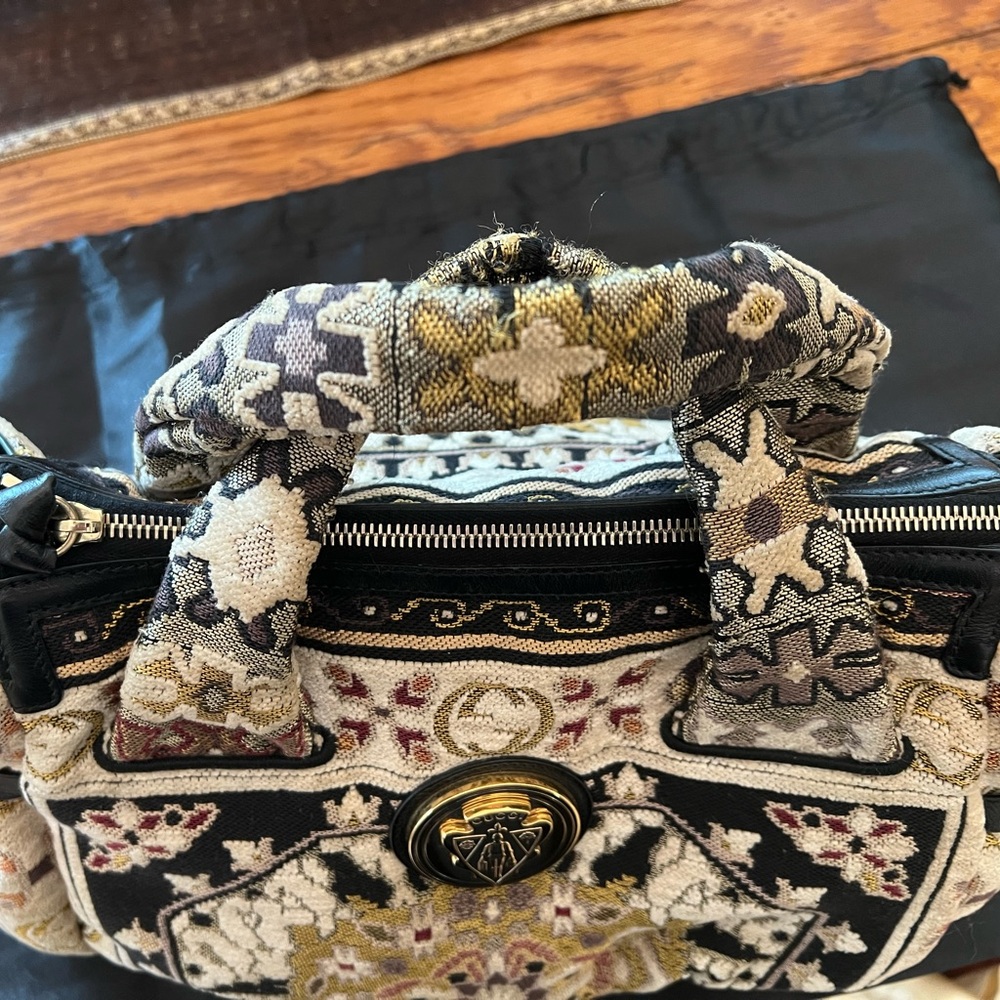 Elegant Authentic Gucci Tapestry Handbag - Picture 4 of 15
